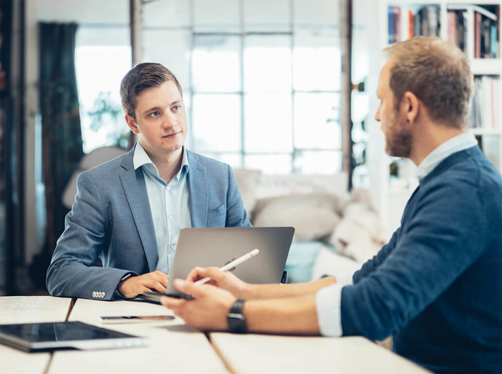 Zwei Entwickler von DIGITALEWEGE sprechen über Webdesign aus Karlsruhe